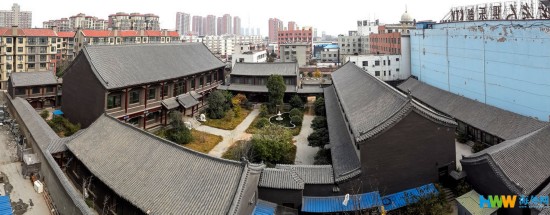 整个“将军府”的结构可谓匠心别用，空中了望很像一把手枪。主楼阶前，有两尊站立的汉白玉大象，偏房前是金元宝造型的喷水池；后院有亭台、花园，长长的回廊蜿蜒其间；靠南围墙边的一溜房，专供管家、佣人住宿。