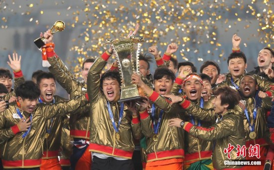 山东鲁能足球队捧起足协杯 麦克格文补时绝杀