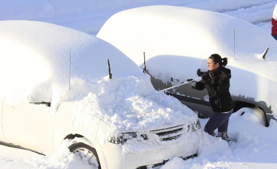 美国 水牛城 迎新一轮暴风雪 房屋被雪埋(组图