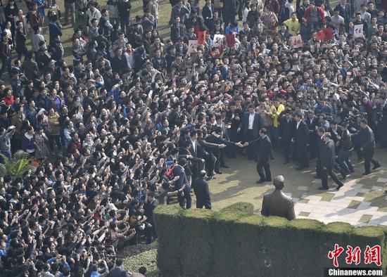 李克强自习室里聊大学那些事:忆年轻时排队占