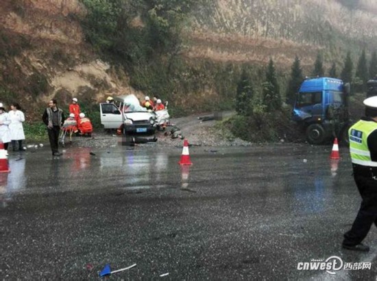 高清组图:宝鸡岐山县发生多车相撞车祸 现场惨