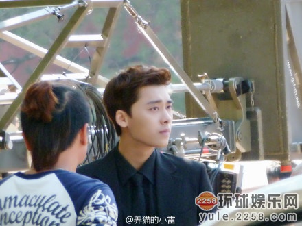 《盗墓笔记》最新探班照 李易峰似霸道总裁