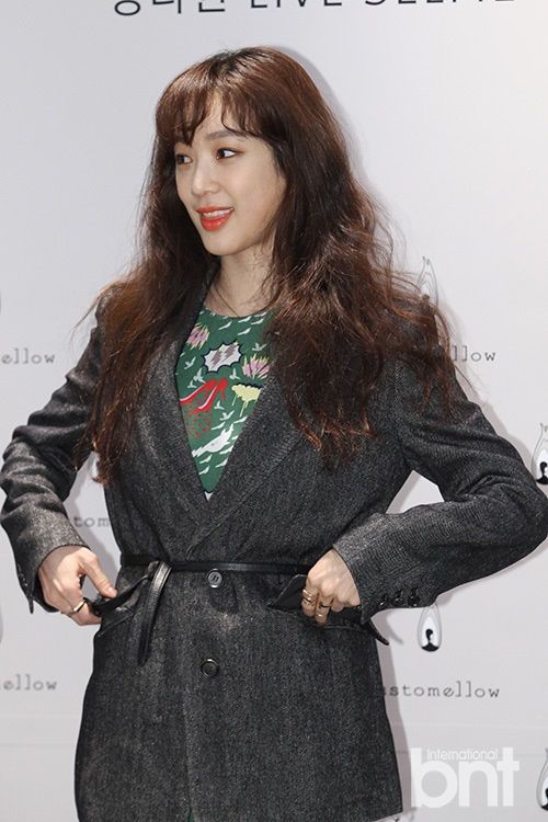 演员郑丽媛出席活动 笑容甜美展清新女神风