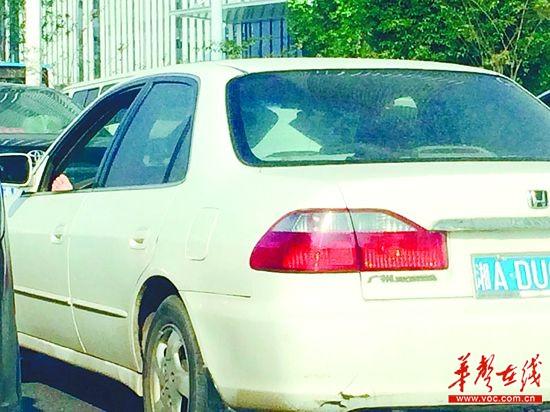 男司机开车光脚伸出车窗 网友:在练瑜伽?