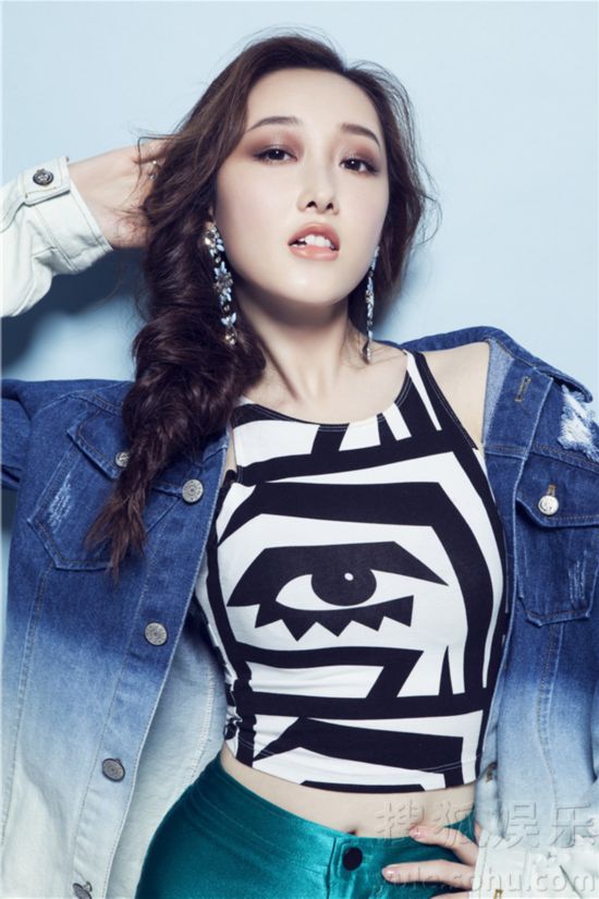 蒋梦婕动感妆扮点亮初冬 俏皮变身美少女战士