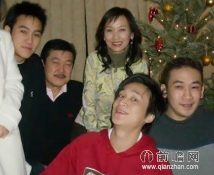 据悉,赵雅芝与其第一任老公黄汉伟生的两个儿子如今一个在香港报社