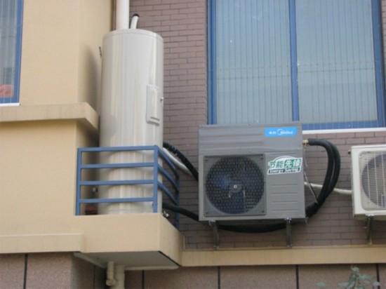 目前市面上大部分的空气能热水器设计正常工作温度在0-40摄氏度,受环境温度影响较大。因此在环境温度较高的南方,空气能热水器的表现要比在北方好。以一家3-5口人为例,需要120L以上的水箱,这样大的尺寸会占用较大空间,一般用户会选择安装在阳台。