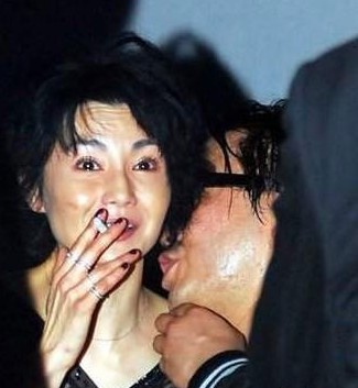 女星抽烟:石头妈李然孩子面前猛嘬 蒋勤勤手