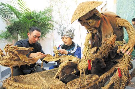 一个半月编出3.3米高草鞋