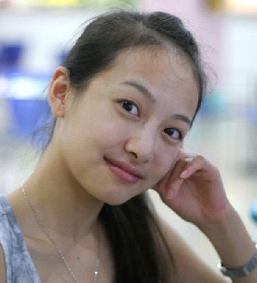 宋茜黑超红唇挥手灿笑脚背青筋吓人 金柔美裤