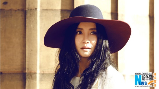 陶红巴黎复古写真曝光 简约白裙显法式优雅