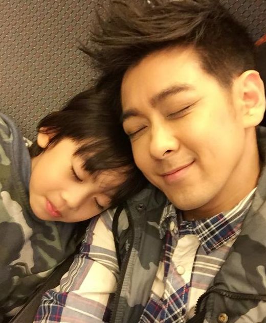 林志颖晒和儿子合影 kimi依偎爸比怀抱熟睡