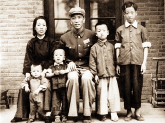 珍贵!毛泽东等中共40位领导人绝版全家福