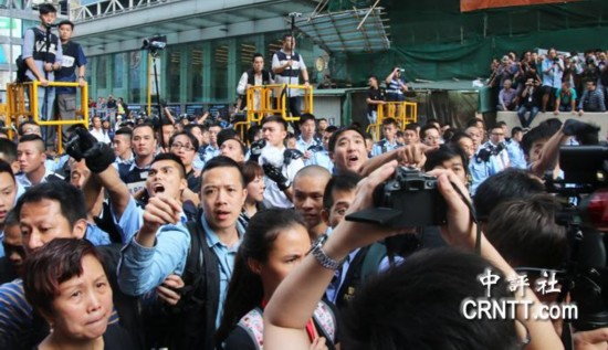 旺角清场警方拘捕占中激进分子 移除弥敦道障