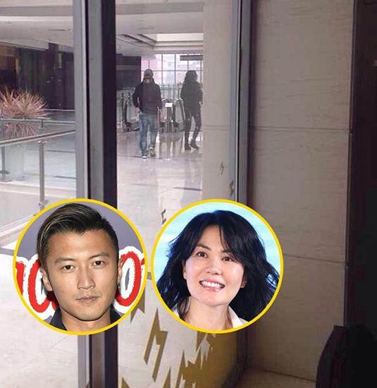 王菲谢霆锋情侣装甜蜜同行 网友:没牵手?差评
