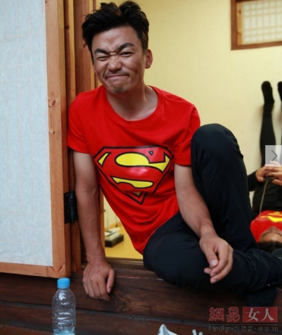 张柏芝傻笑谢霆锋王菲吃麻辣烫 看明星都咋接