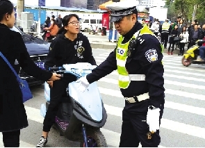 郑州严厉查电动车违章 一路口一小时查处20名