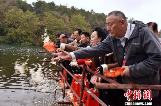 紅軍后代湘江之畔祭湘江戰役英烈