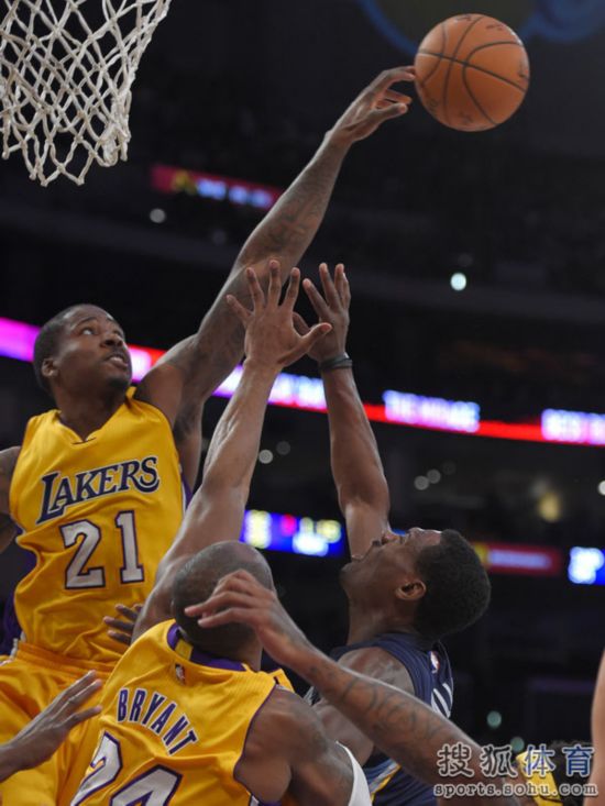 湖人vs灰熊吞三连败 科比22分致命失误书豪14