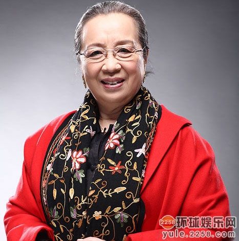 活动现场,大会安排了《还珠格格》中的"容嬷嬷"李明启老师颁奖给冰冰