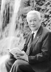  许崇德，著名宪法学家，曾任中国人民大学法学院教授、博士生导师，中国宪法学研究会名誉会长、澳门发展策略研究中心名誉学术顾问、中国社科院政治学研究所学术委员会委员、全国人大内务司法委员会特约研究员、民建中央特邀顾问、最高人民检察院咨询委员会委员等。2014年3月3日去世。 许崇德一生参与制定了四部法律———54宪法、82宪法、香港特区基本法、澳门特区基本法，独著、主编、参著的学术著作和教材60种。