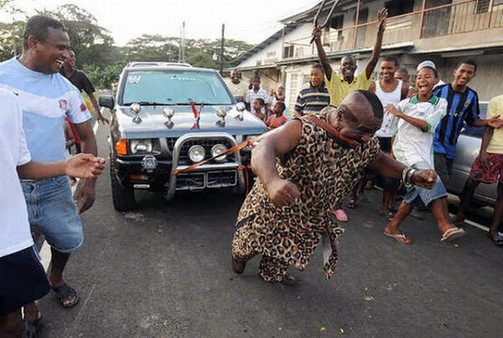 女子巨臀托酒杯照片疯传 不可思议的人体绝技