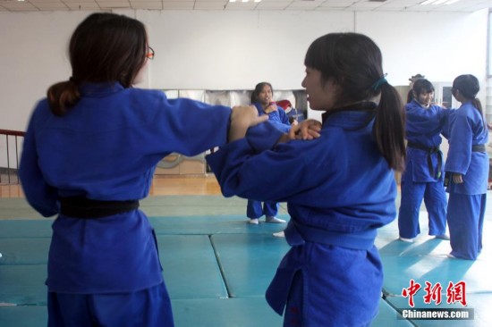 高校女子防身术课受追捧 教女生面临侵犯如何自保【6】
