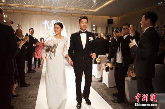 高圆圆赵又廷婚礼现场曝光 新娘穿华丽婚纱亮