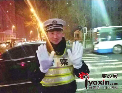 乌鲁木齐长发女孩给交警送手套 交警感受温暖