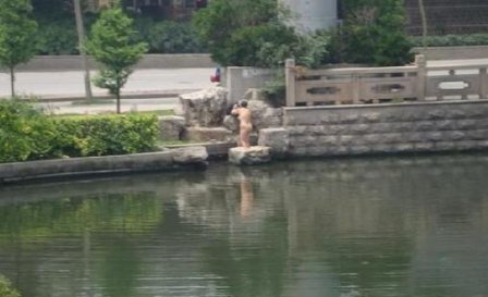 我项链两千多 女子被打 各种 傲娇 到掉皮屑的奇