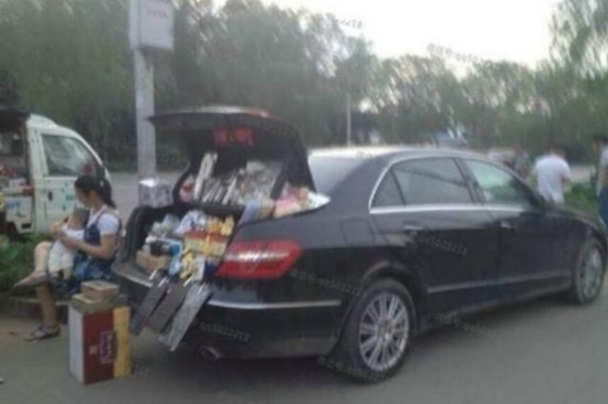 有钱就是任性 富婆开300万路虎卖秋裤【组图】