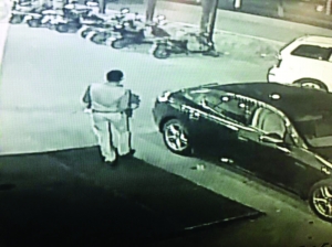 盐城两眼镜男开保时捷偷盗沿街门市