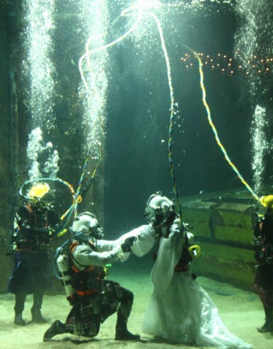 国外夫妇潜水池内举行水下婚礼 用通讯设备交