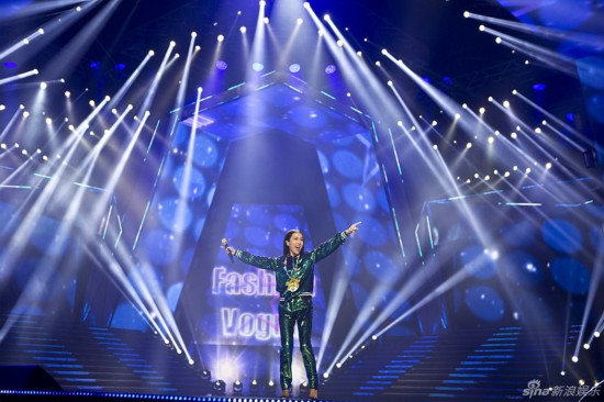 吉克隽逸献唱中韩歌会 与EXO后台玩自拍(组图