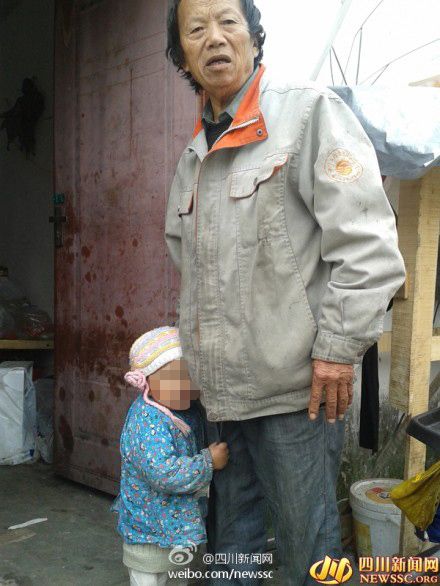 70岁老父亲抚养2岁儿子 每天捡垃圾吃(图)