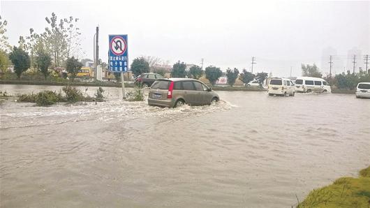 水管爆裂武汉国博中心路边看海 大量小车被迫