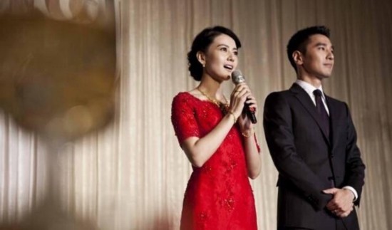 高圆圆赵又廷大婚 新娘穿红衣敬酒显娇艳