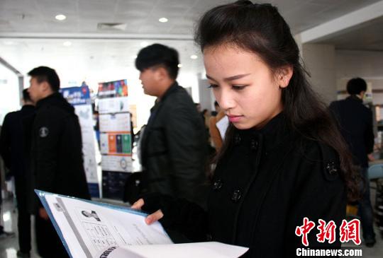 文化传媒类招聘会走进南广学院 应聘美女如云