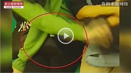 帅哥给美女裤头脱下来按摸视频_