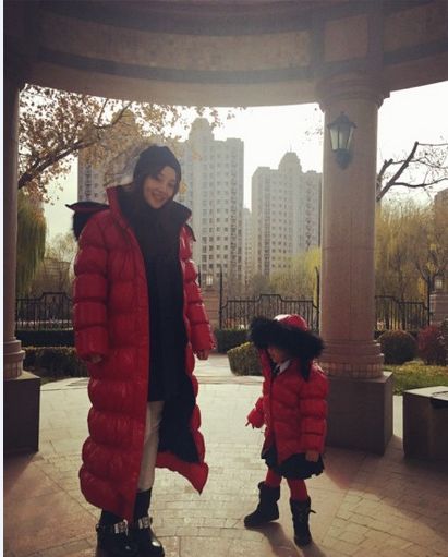 李小璐与女儿穿同款羽绒服 甜馨表情呆萌