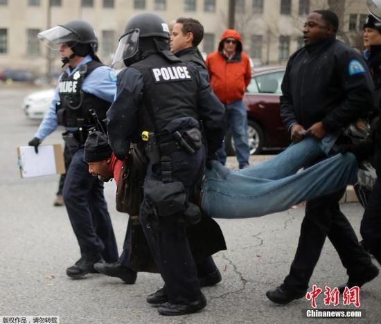 抗议乱局中白人警察拥抱流泪非裔少年网络爆红(图)