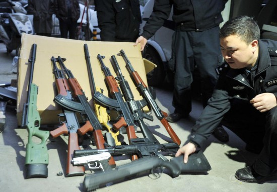 警方查获军火库收缴上万支仿真枪