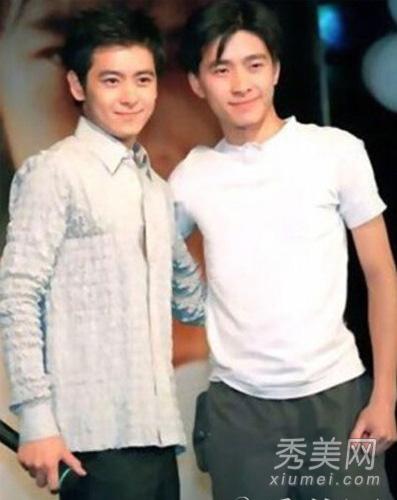 图中是林志颖的弟弟林志鑫,长相和哥哥好似一个模子刻出来的,就连身高