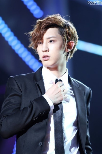 exo送蛋糕惊喜庆祝灿烈生日 灿烈帅气可爱照大