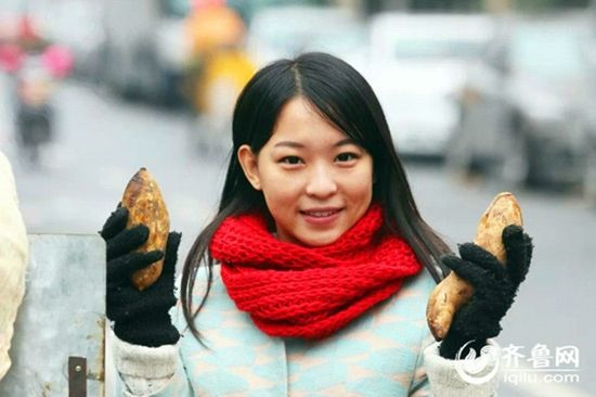 济南90后最<em>美</em>地瓜<em>妹</em> 街头卖地瓜救白血病哥哥