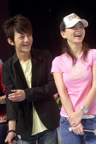  何炅李湘 晒合影引回忆狂潮 盘点 何炅李湘 早年