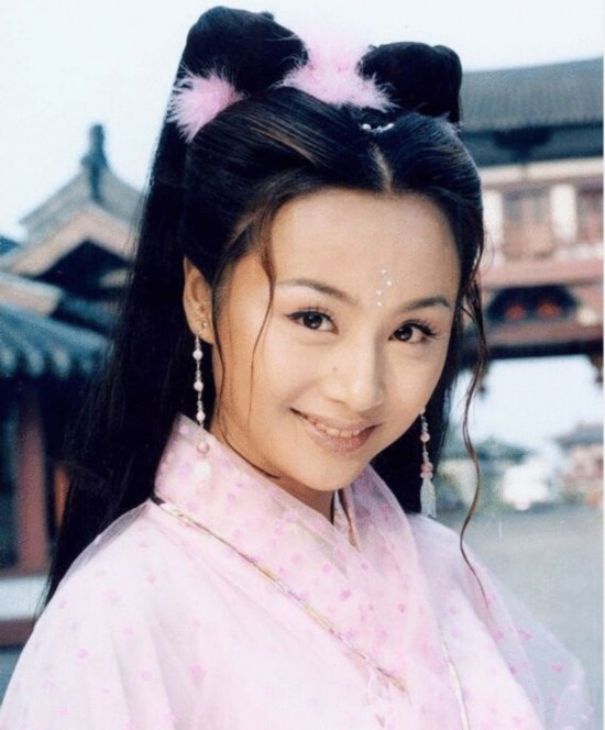 曹颖,2001年凭借电视剧《大雪无痕》获得"第19届中国电视金鹰奖观众
