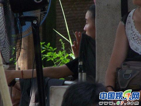 女星抽烟"石头妈"孩子面前猛嘬 蒋勤勤手法老练【21】