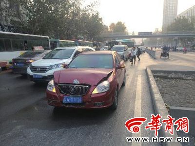 洒水车作业致道路结冰 长乐西路昨晨发生近20