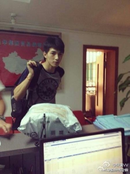 最帅快递小哥走红网络 网友:求快递送货上门!